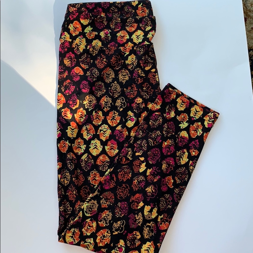 TC Lularoe Leggings Black Background